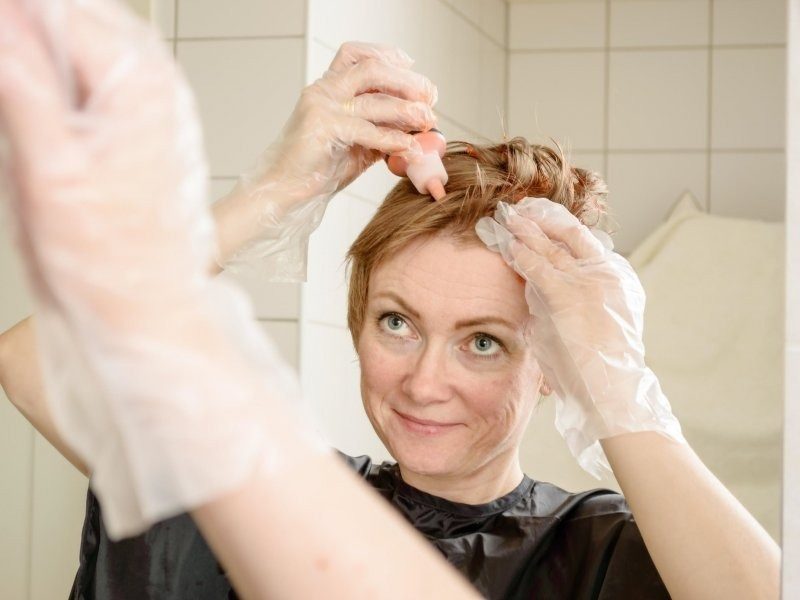 Секрети фарбування волосся вдома: від підбору правильного кольору до зафарбовування сивини